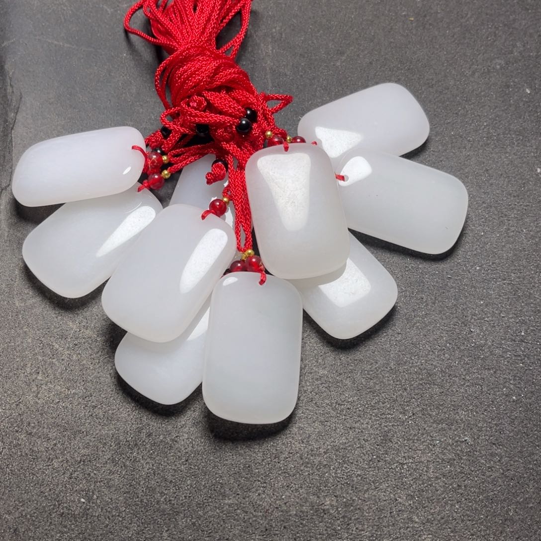 颈饰未镶嵌石英质玉遇***人