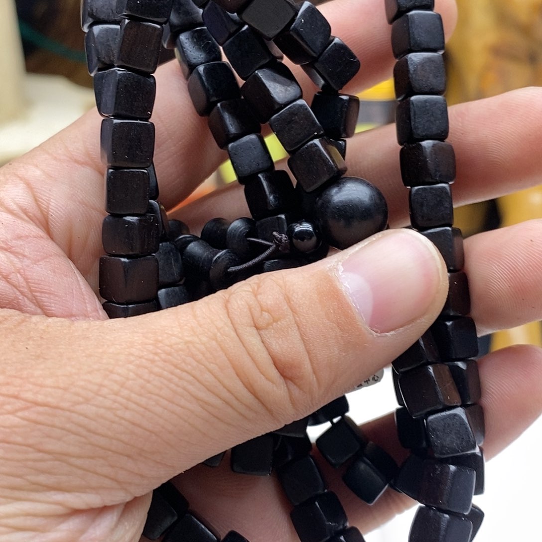 阴沉木无事牌城市里是一群