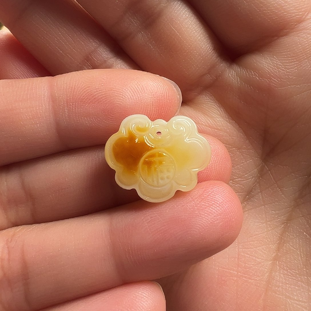 蜜蜡颈饰未镶嵌平安如意锁