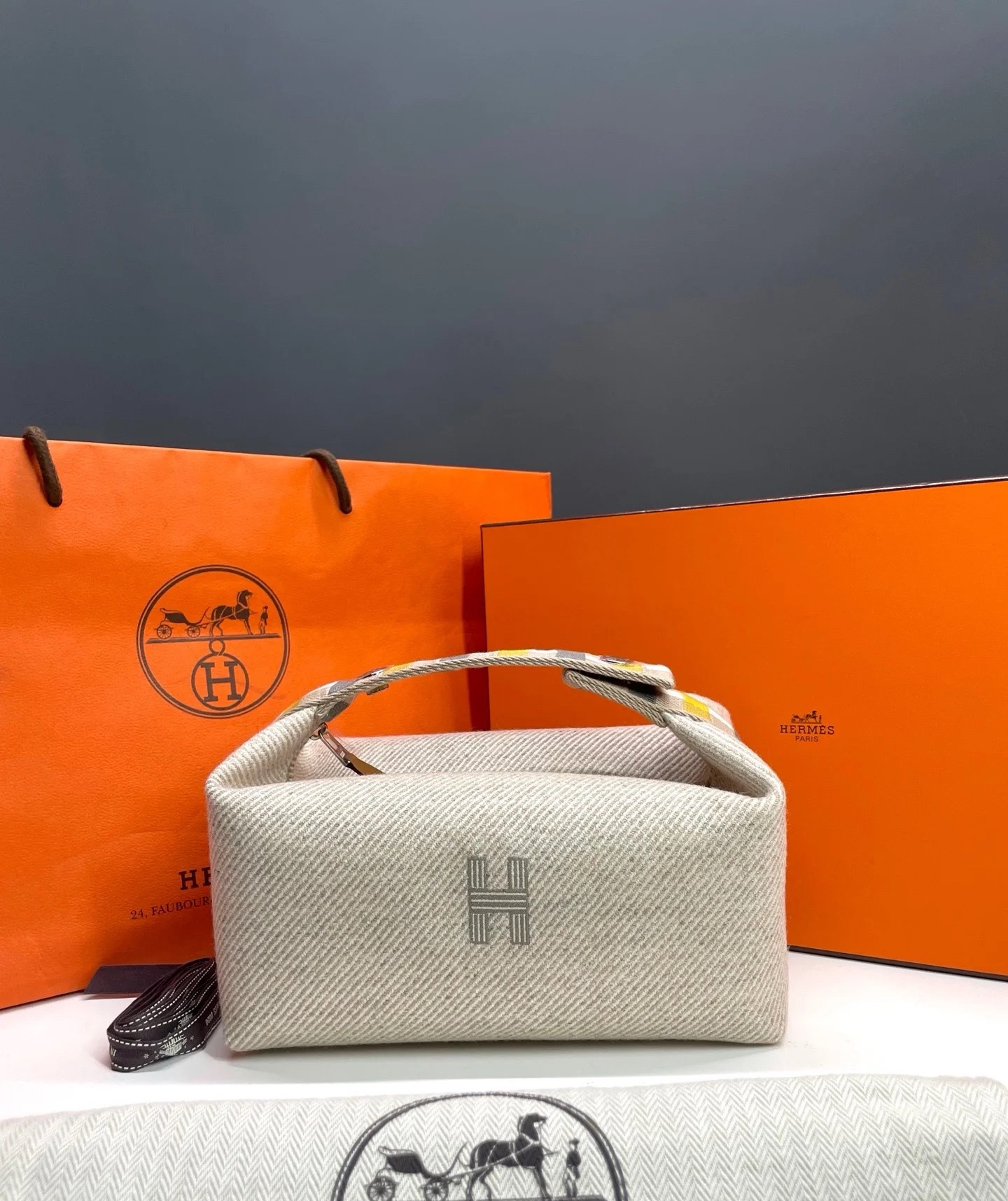 未使用 Hermes/爱马仕 米白色编织手柄饭盒包 大号 26cm 16453870