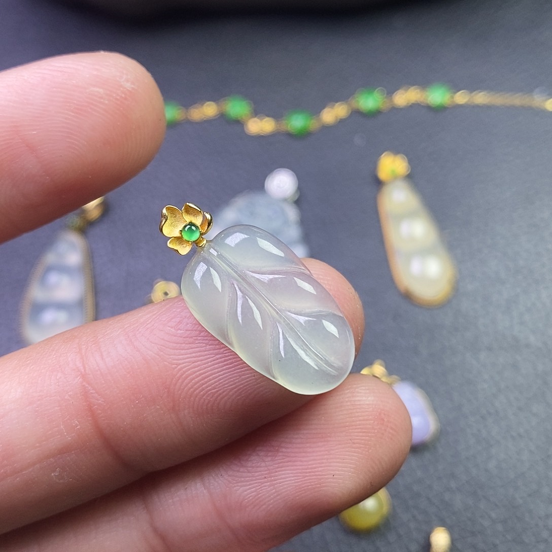 颈饰18K金镶嵌翡翠