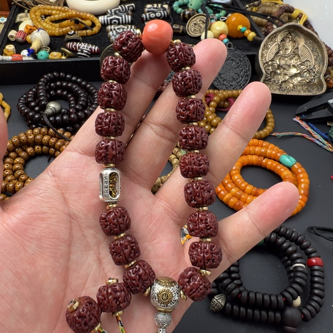 泥塑……………………金刚手持。