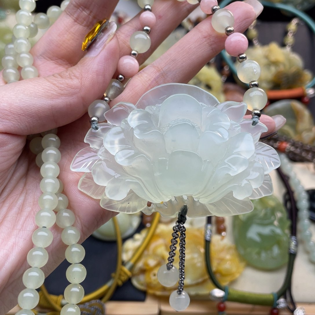 蛇纹石玉颈饰未镶嵌