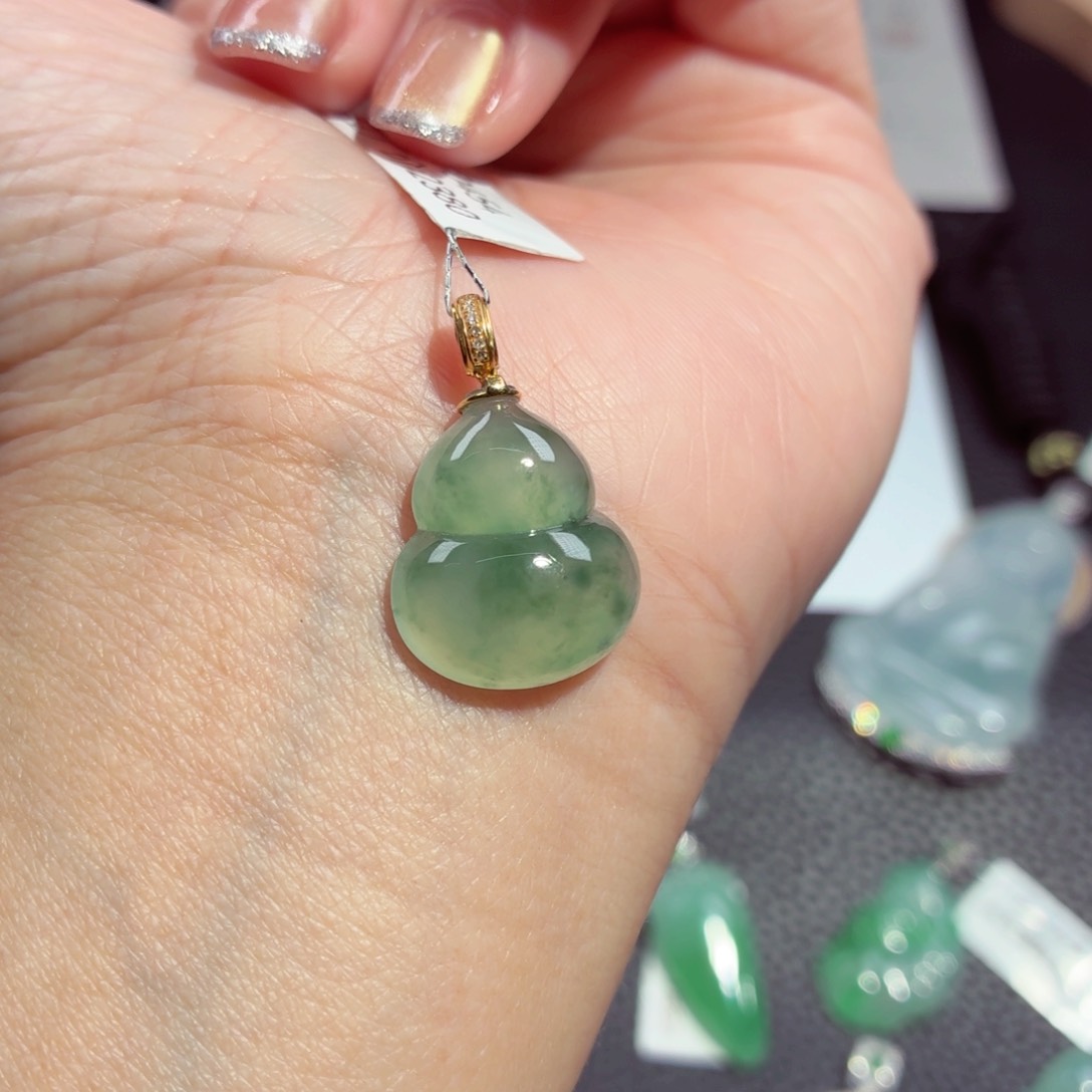 颈饰18K金镶嵌翡翠葫芦