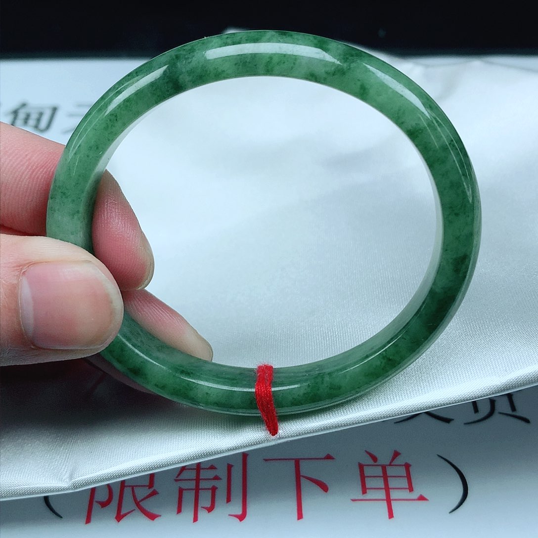 翡翠手镯未镶嵌圈56贵