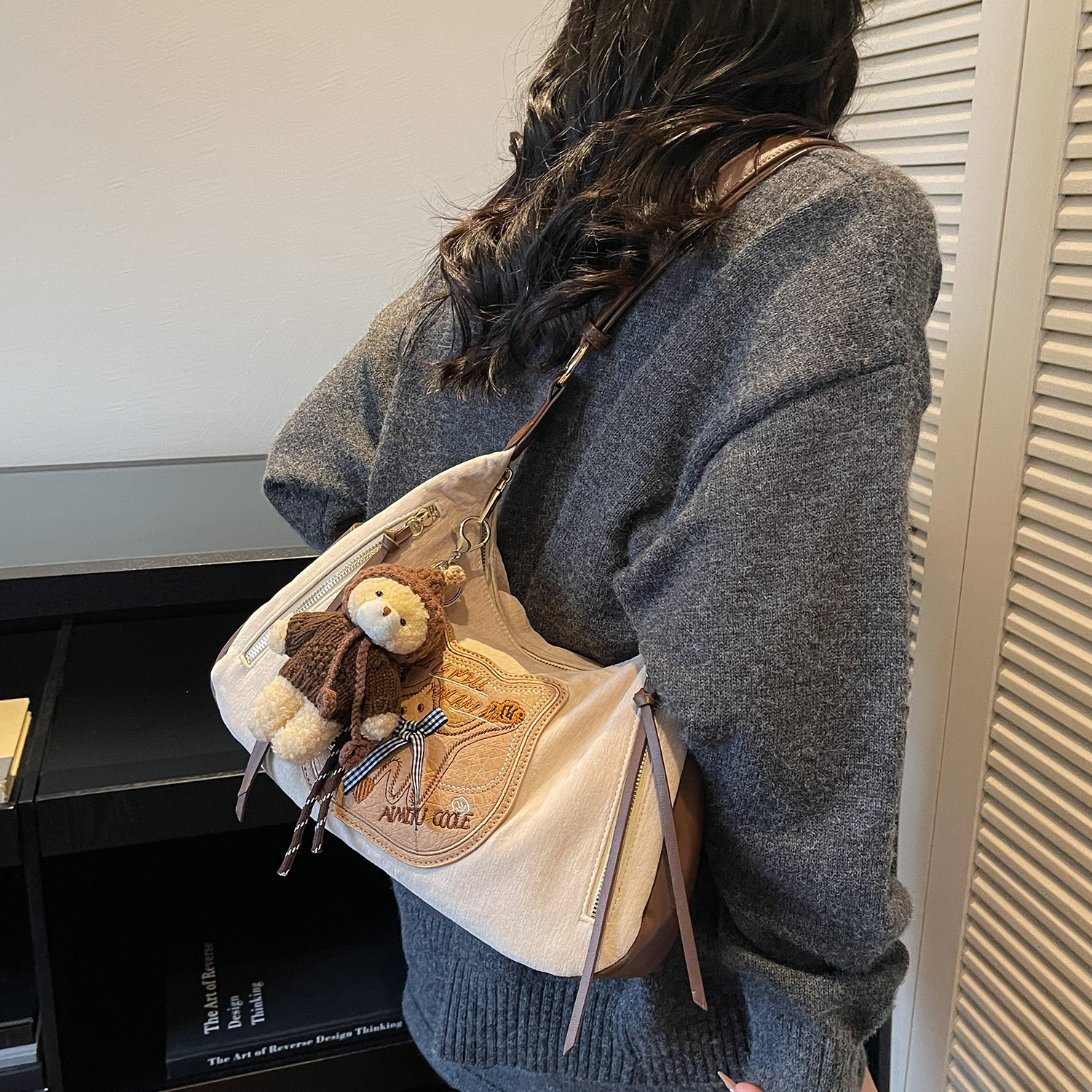 艾米兔女包2025新款小众时尚百搭刺绣设计简约潮流洋气单肩斜挎包