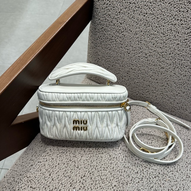 99新 MIU MIU/缪缪 白色褶皱化妆盒子包 US591826