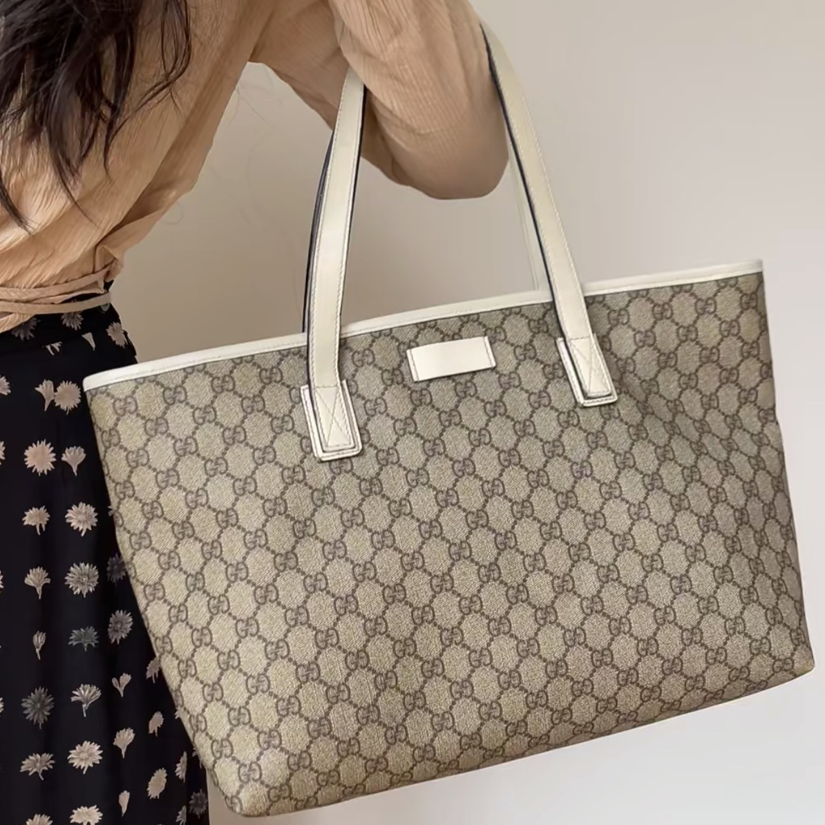 95新 GUCCI/古驰 新灰白托特包时尚百搭实用手提包