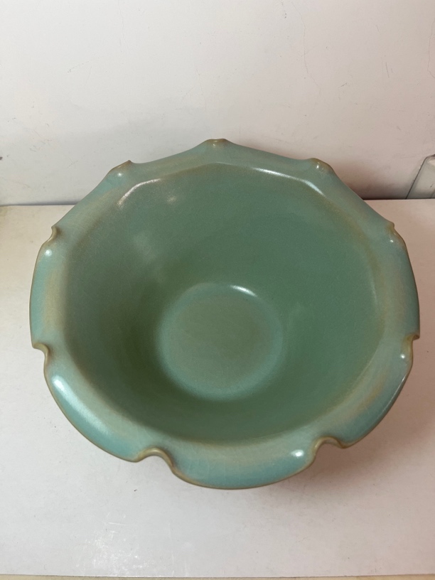 汝窑荷叶边斗笠碗