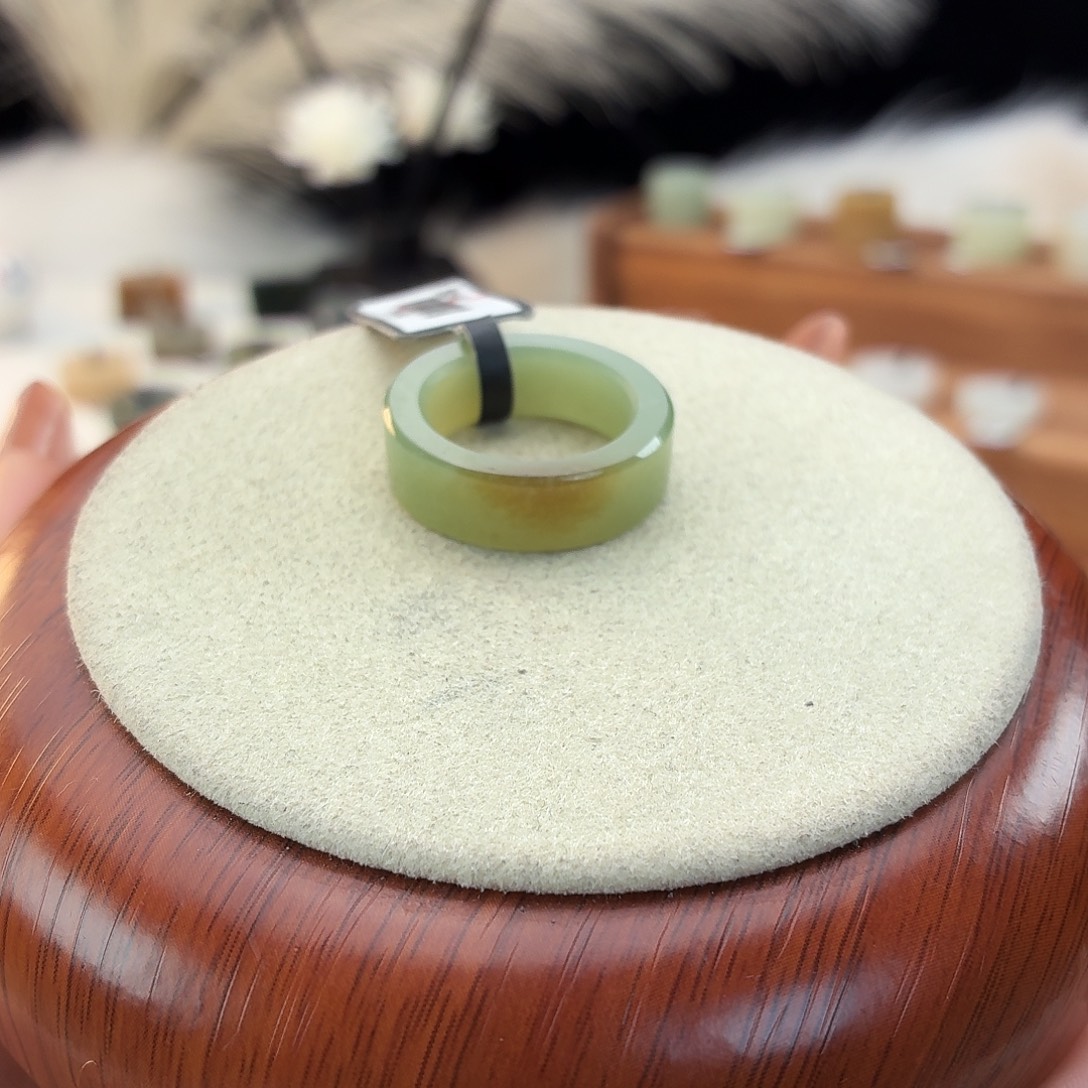 和田玉未镶嵌戒指飘糖窄圆切17.06mmj12