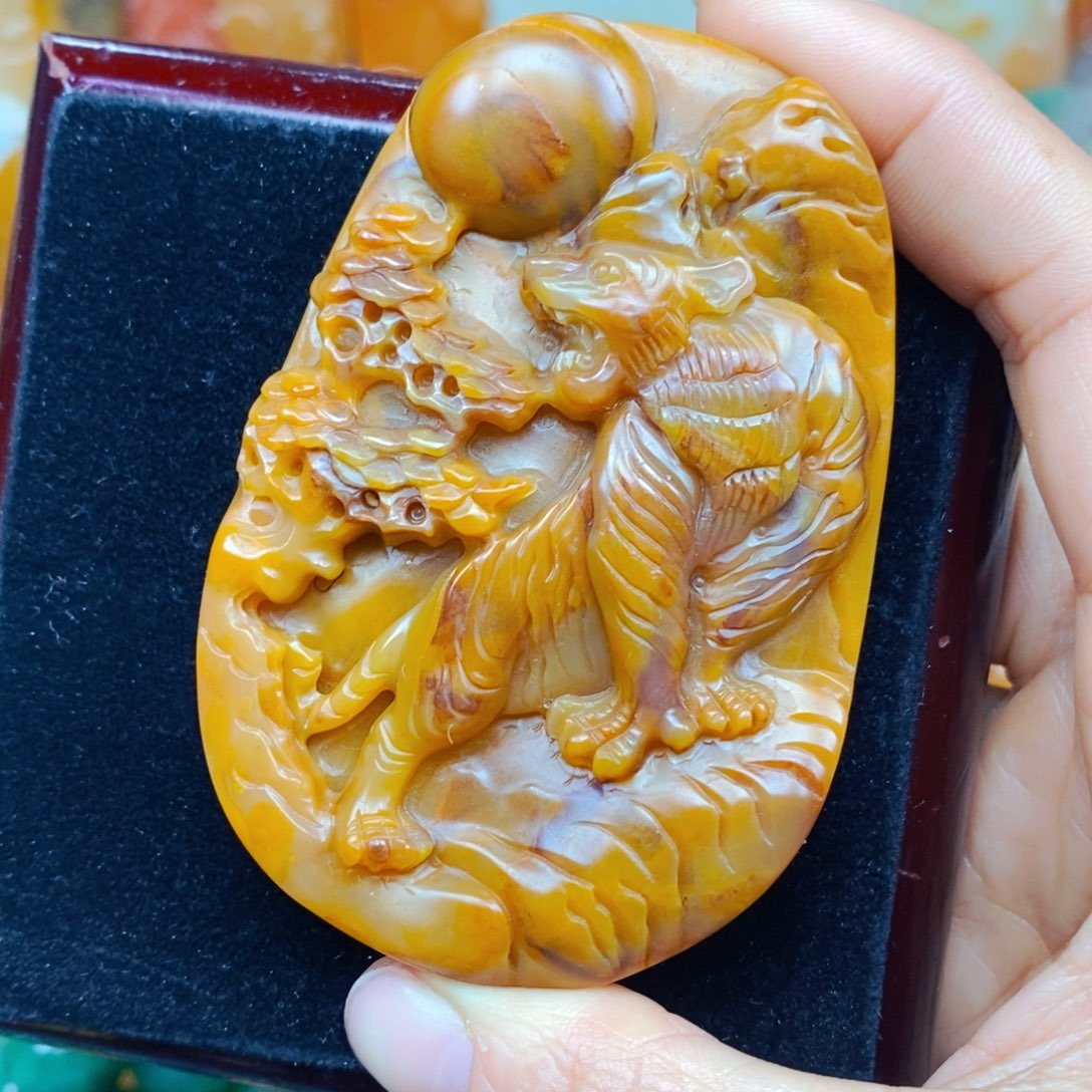石英质玉（黄龙玉）颈饰未镶嵌