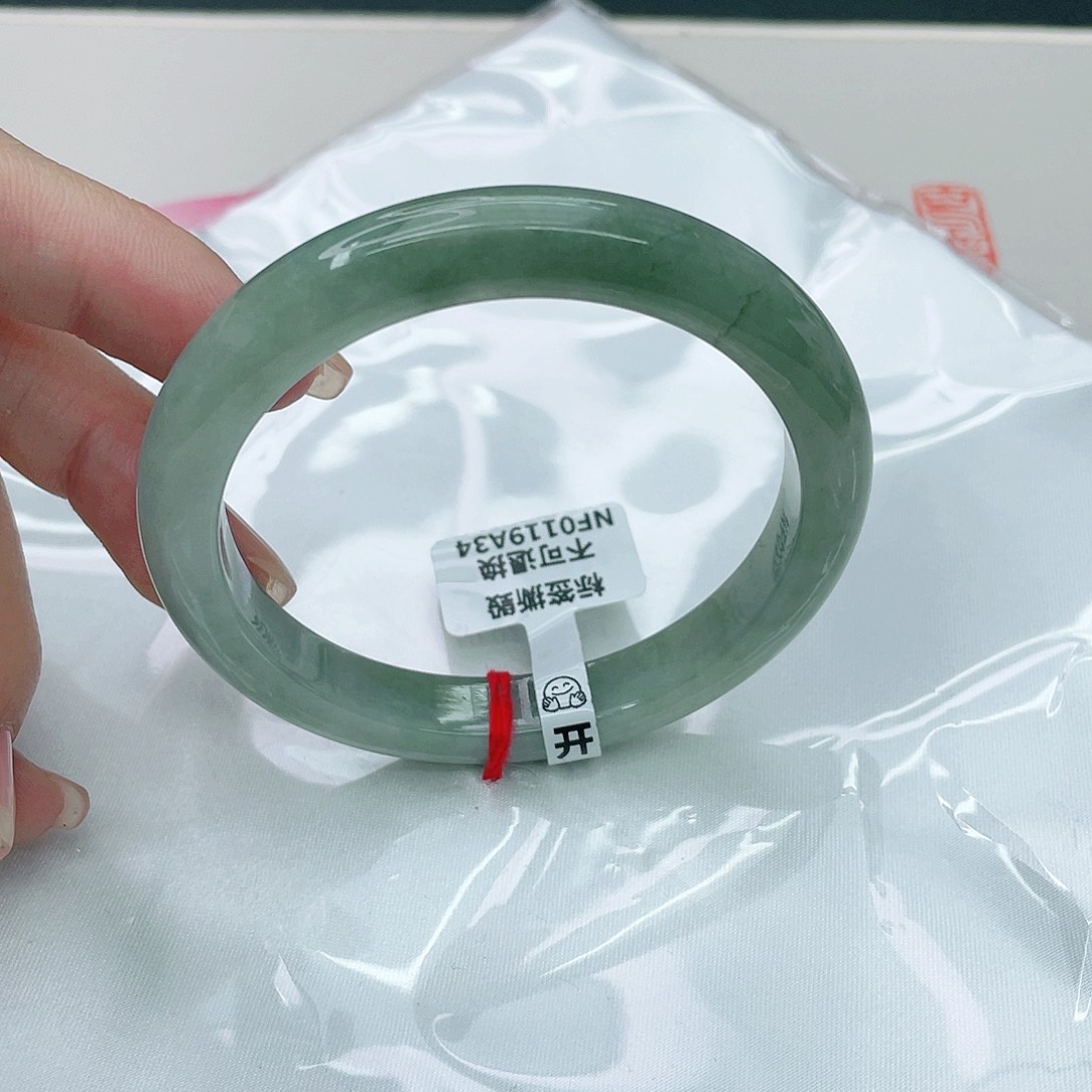 翡翠手镯未镶嵌正57