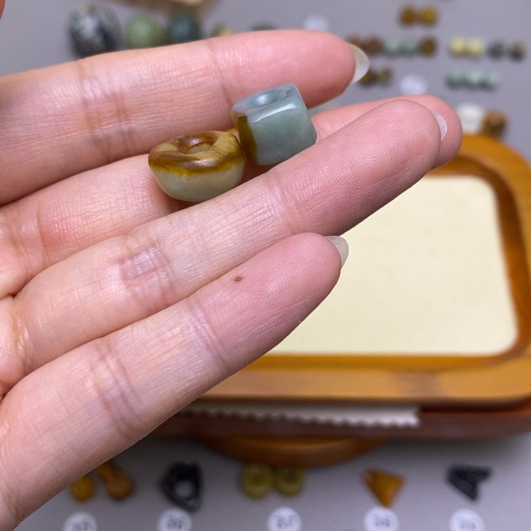 古***带蛇纹石玉未镶嵌配饰