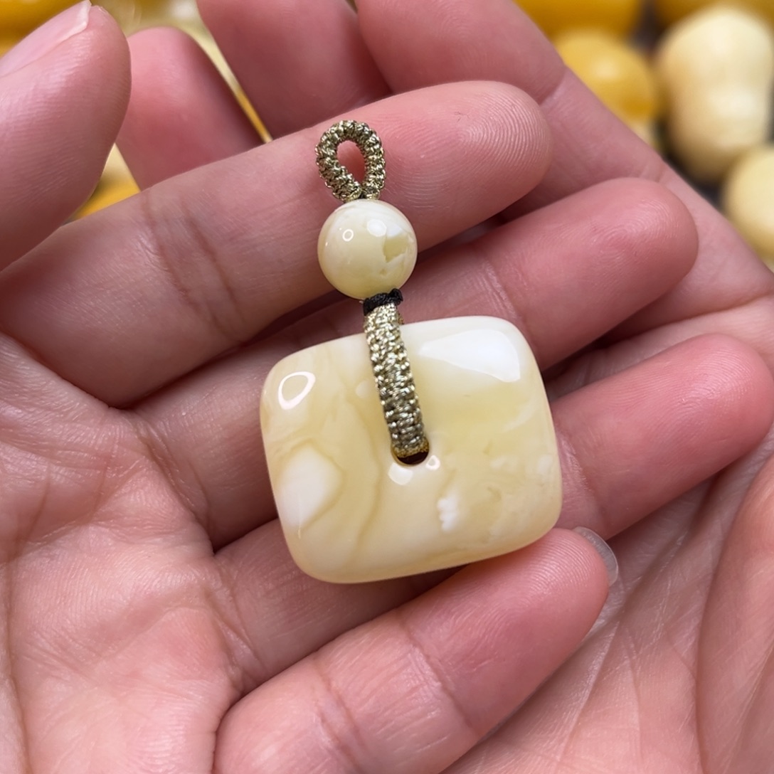 琥珀裸石未镶嵌方扣