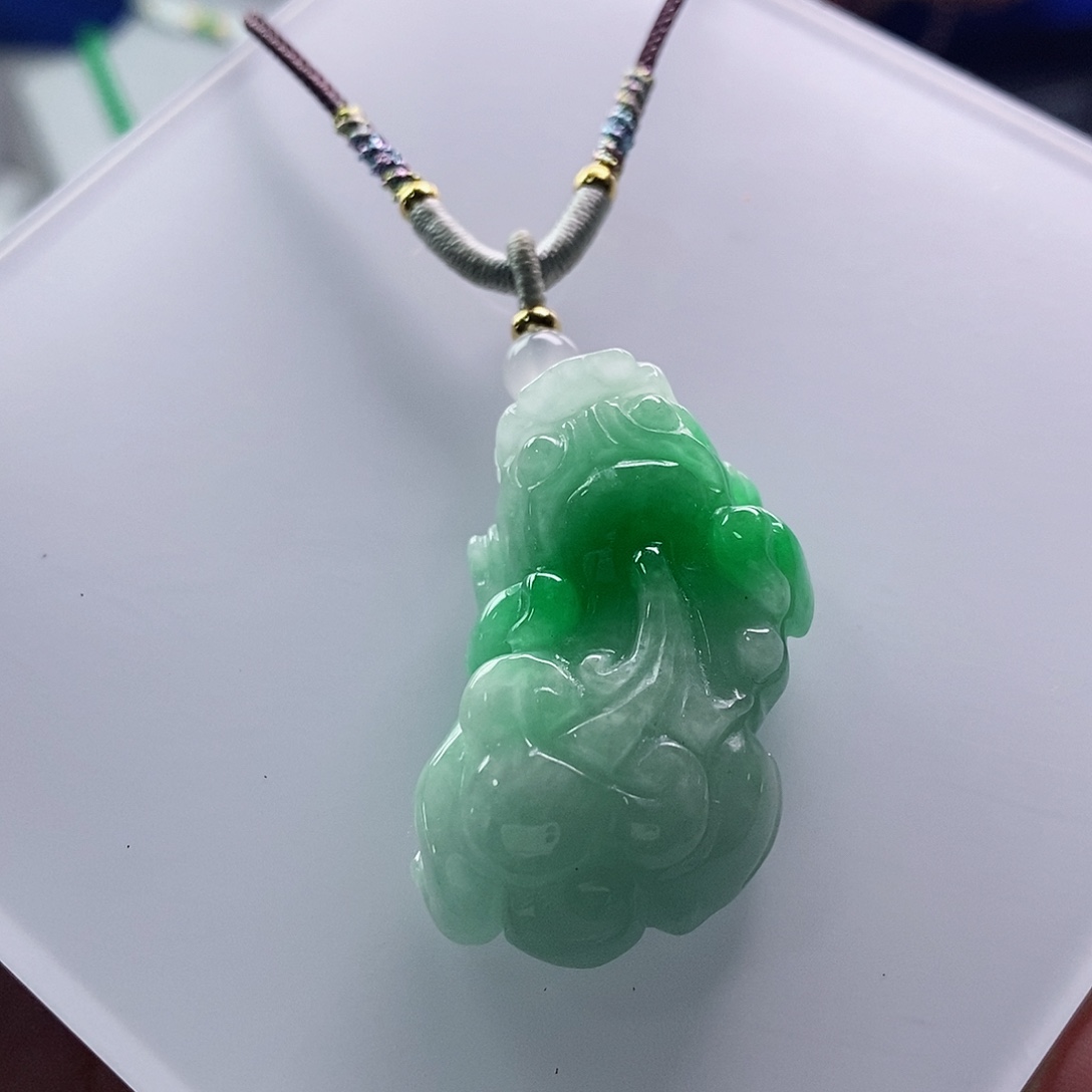 翡翠未镶嵌吊坠(赠链)