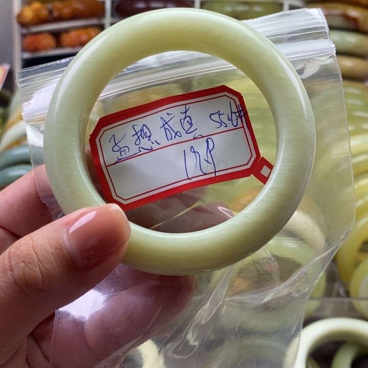 蛇纹石玉未镶嵌颈饰?****