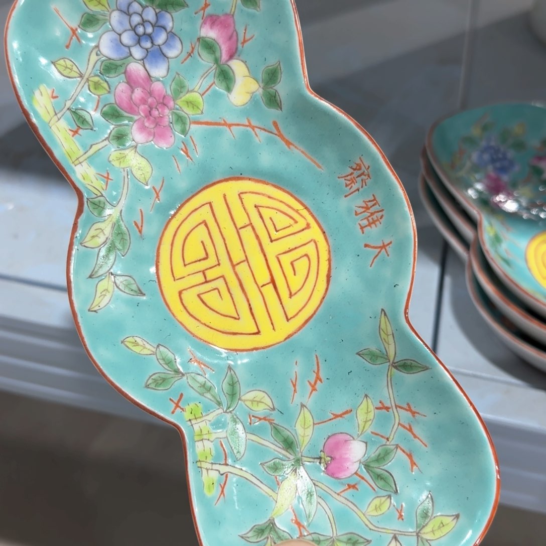 瓷片瓷器上还有两条长线上镌刻