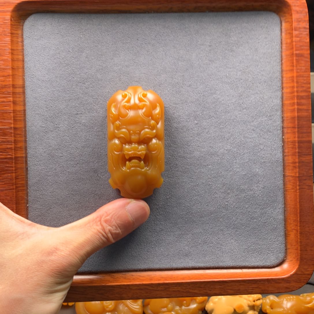 石英质玉配饰未镶嵌画**畔