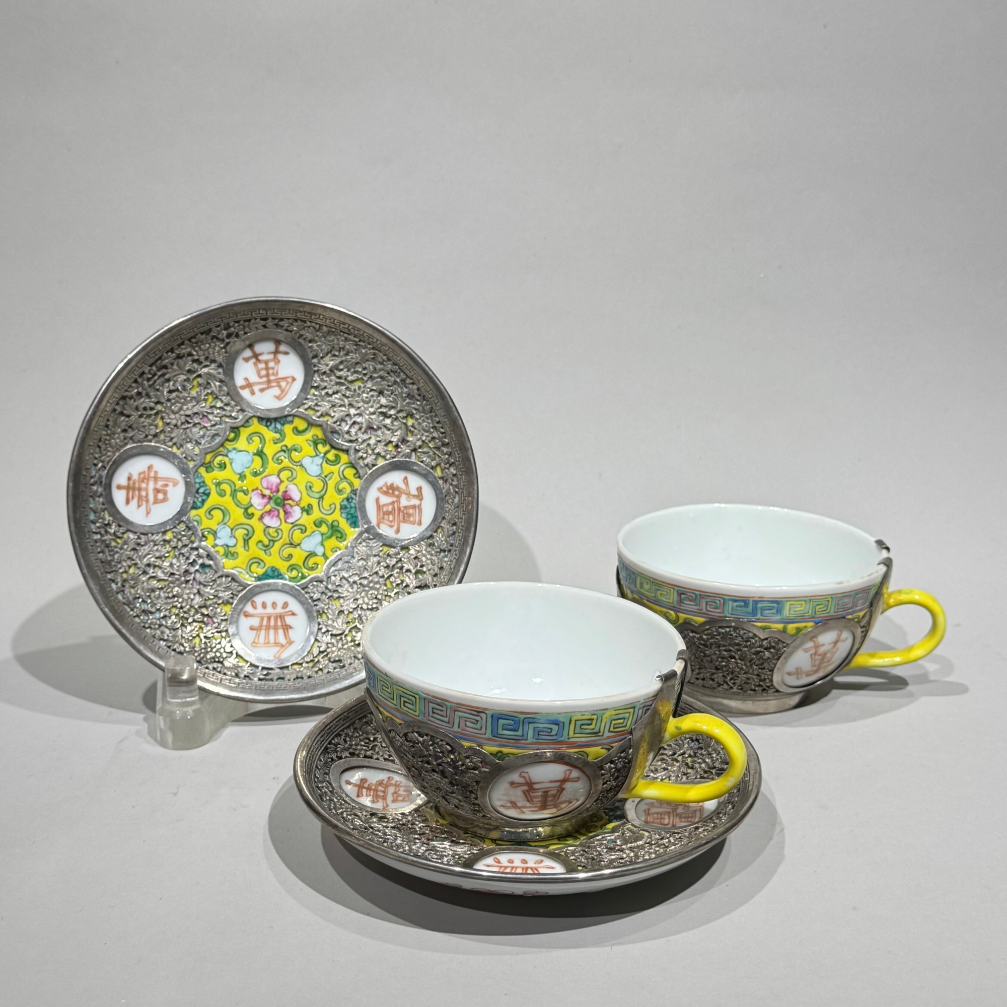 民国黄地万寿无疆包西洋镂空银饰杯碟一对【古董拍卖QV25QW0111022