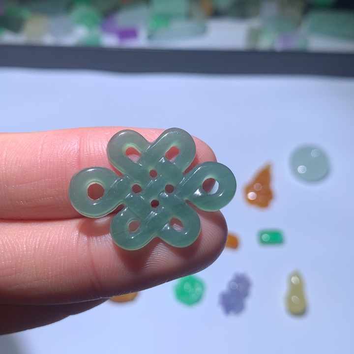 翡翠未镶嵌颈饰挂件