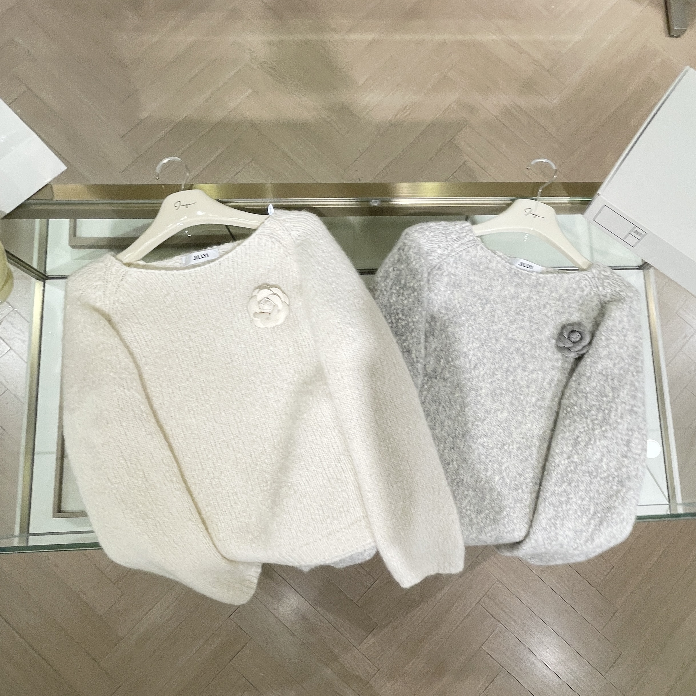 jillyi【冬季白茶】两色圆领胸前山茶花装饰少女风时尚百搭针织衫