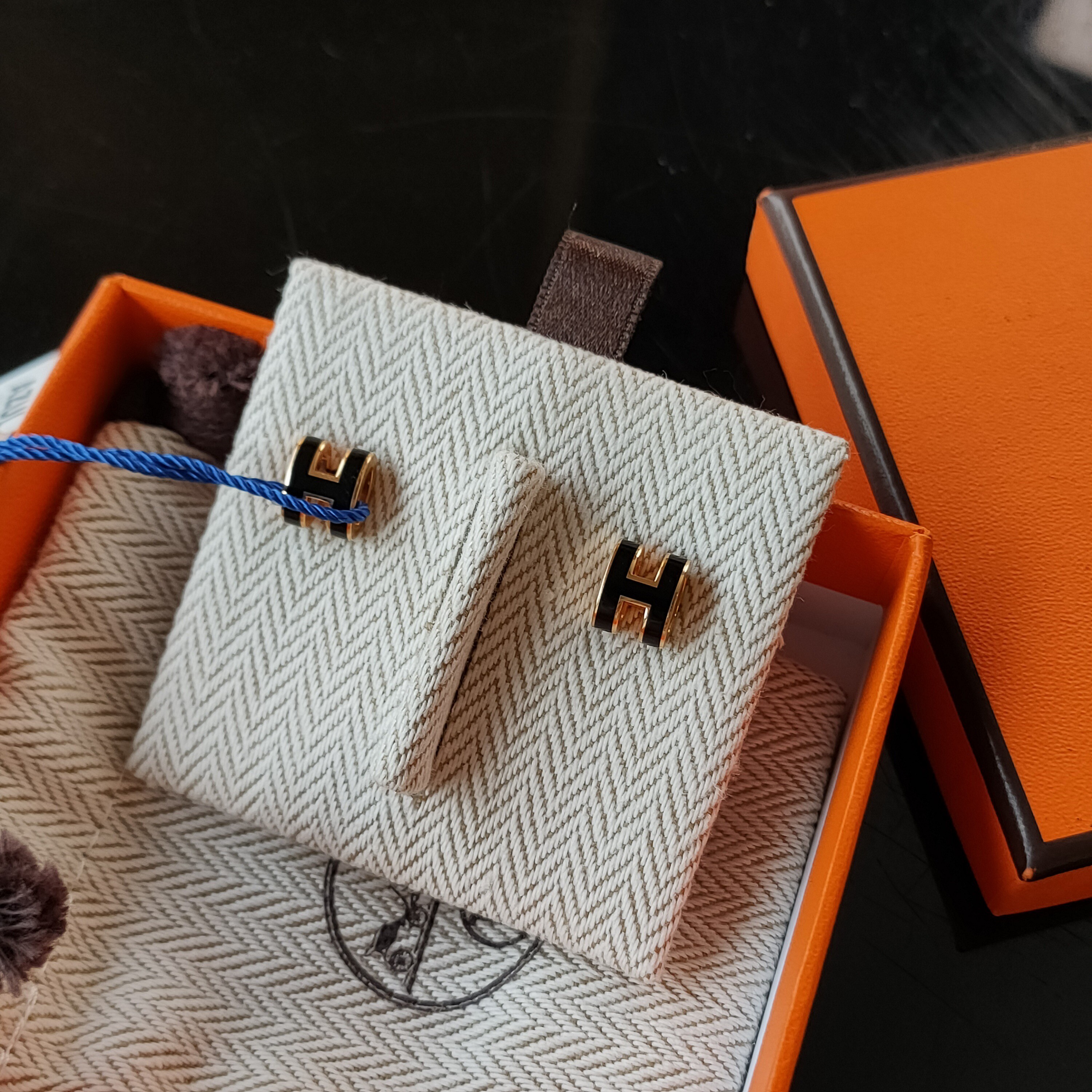 95新 Hermes/爱马仕 Azul- 黑金珐琅pop h mini耳钉 43662