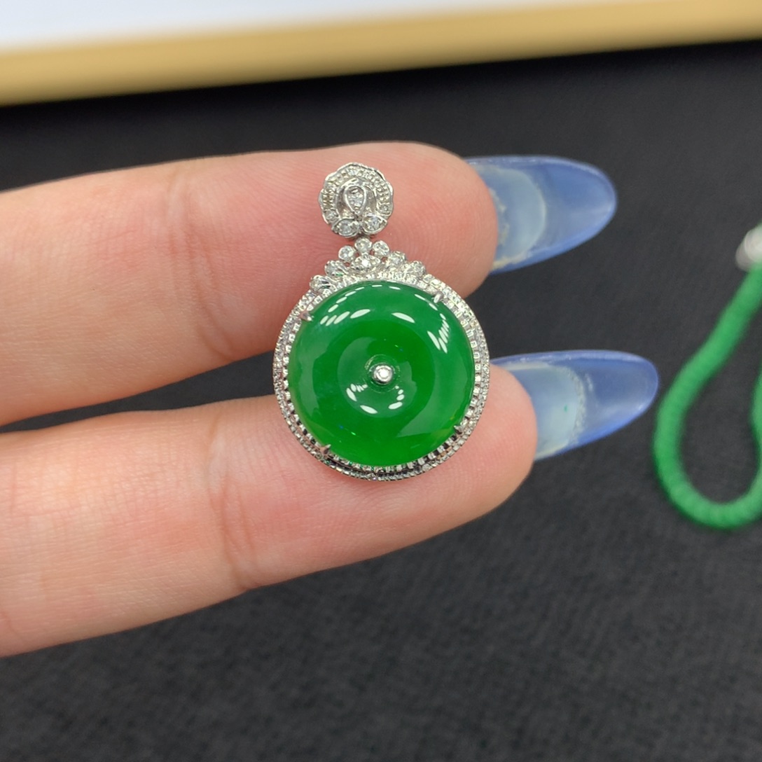 颈饰18K金镶嵌翡翠扣子