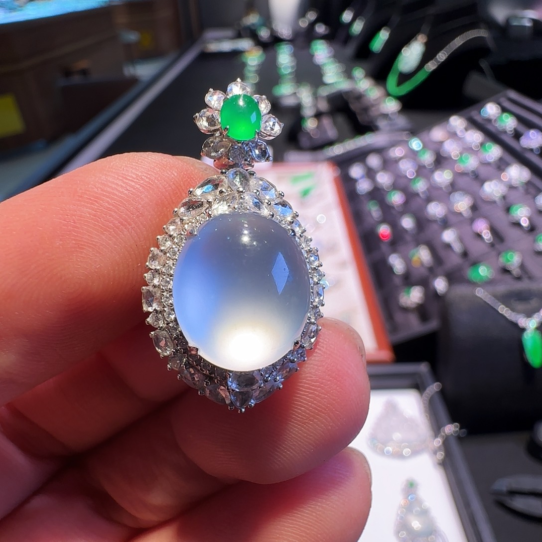 翡翠18K金镶嵌颈饰