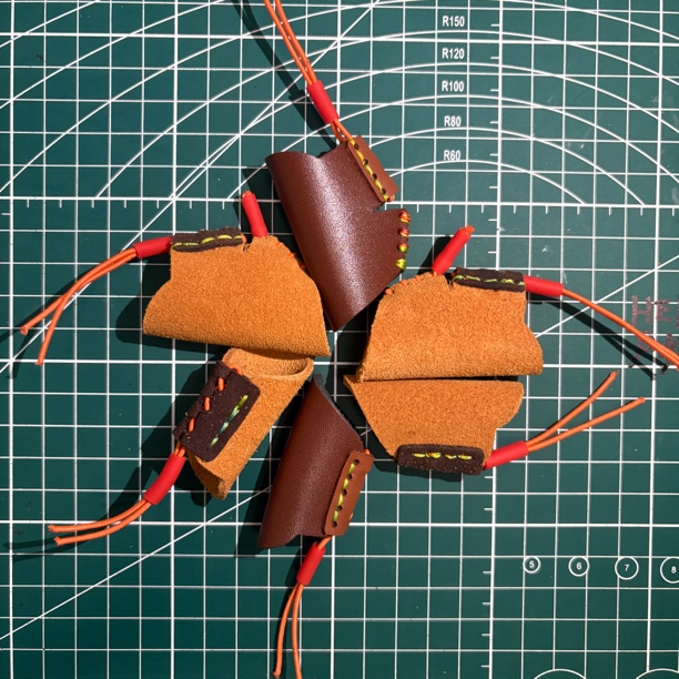 捏镖护指，超纤款，牛皮款，有效加大摩擦力，可调节佩戴舒适