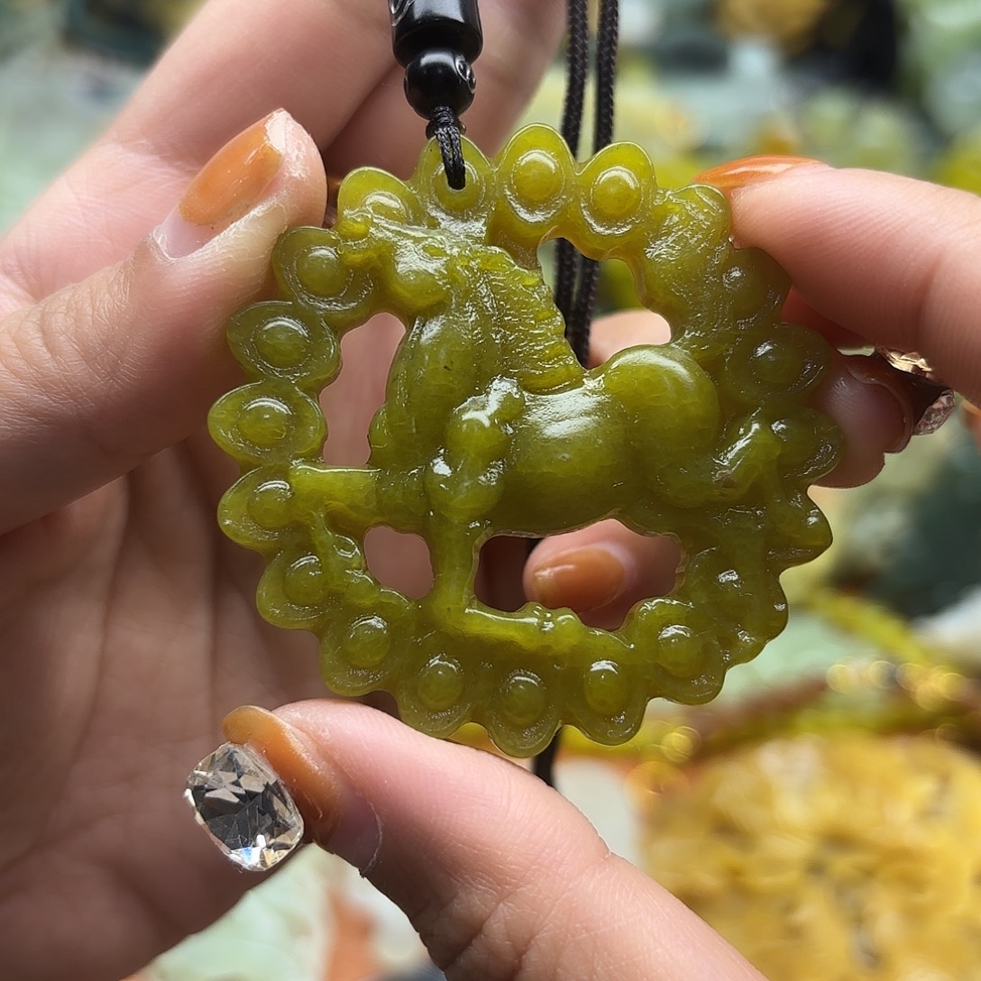 蛇纹石玉未镶嵌吊坠