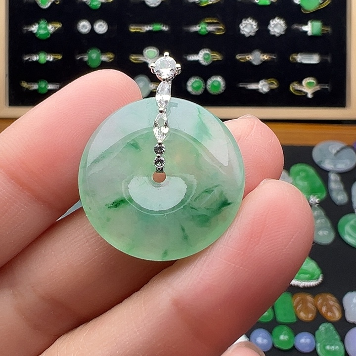 翡翠18K金镶嵌颈饰扣