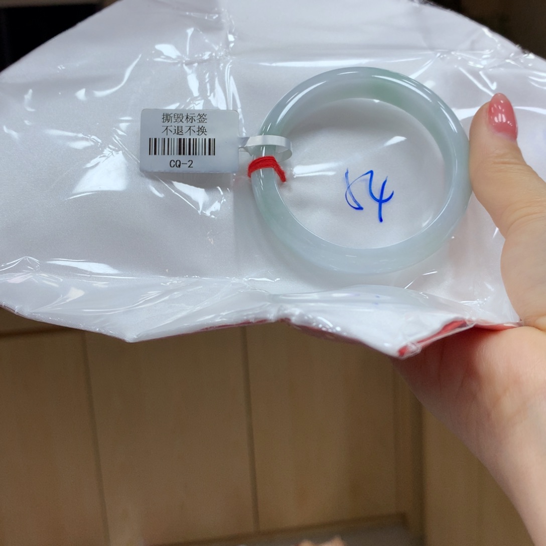 翡翠手镯未镶嵌不退不换