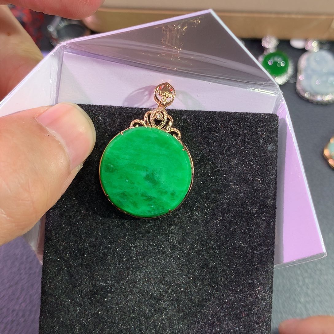 翡翠吊坠(赠链)18K金镶嵌