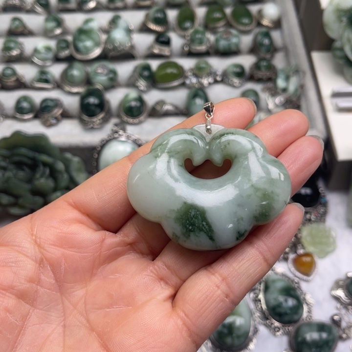 透闪石-蛇纹石玉颈饰未镶嵌