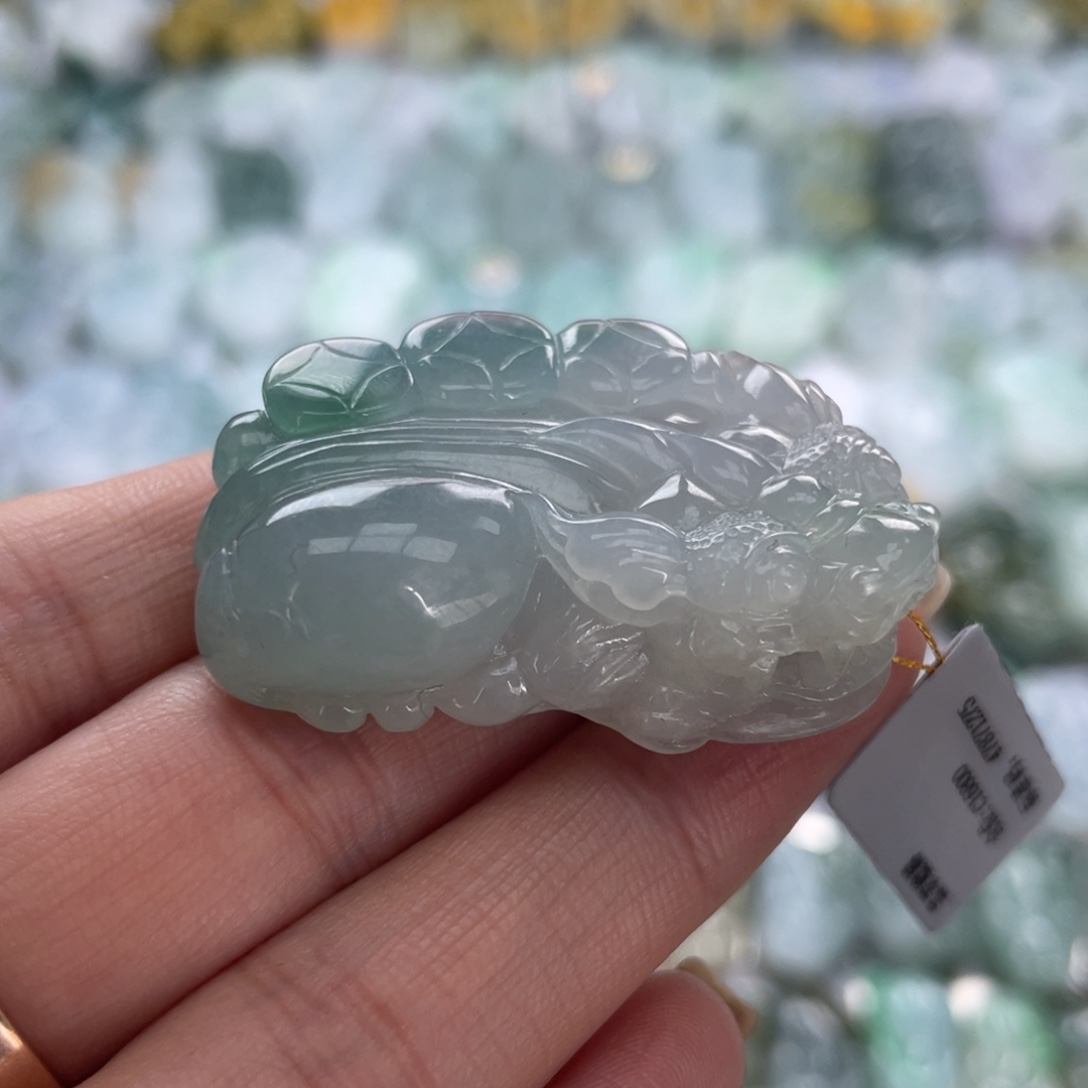 M***e翡翠未镶嵌颈饰貔貅