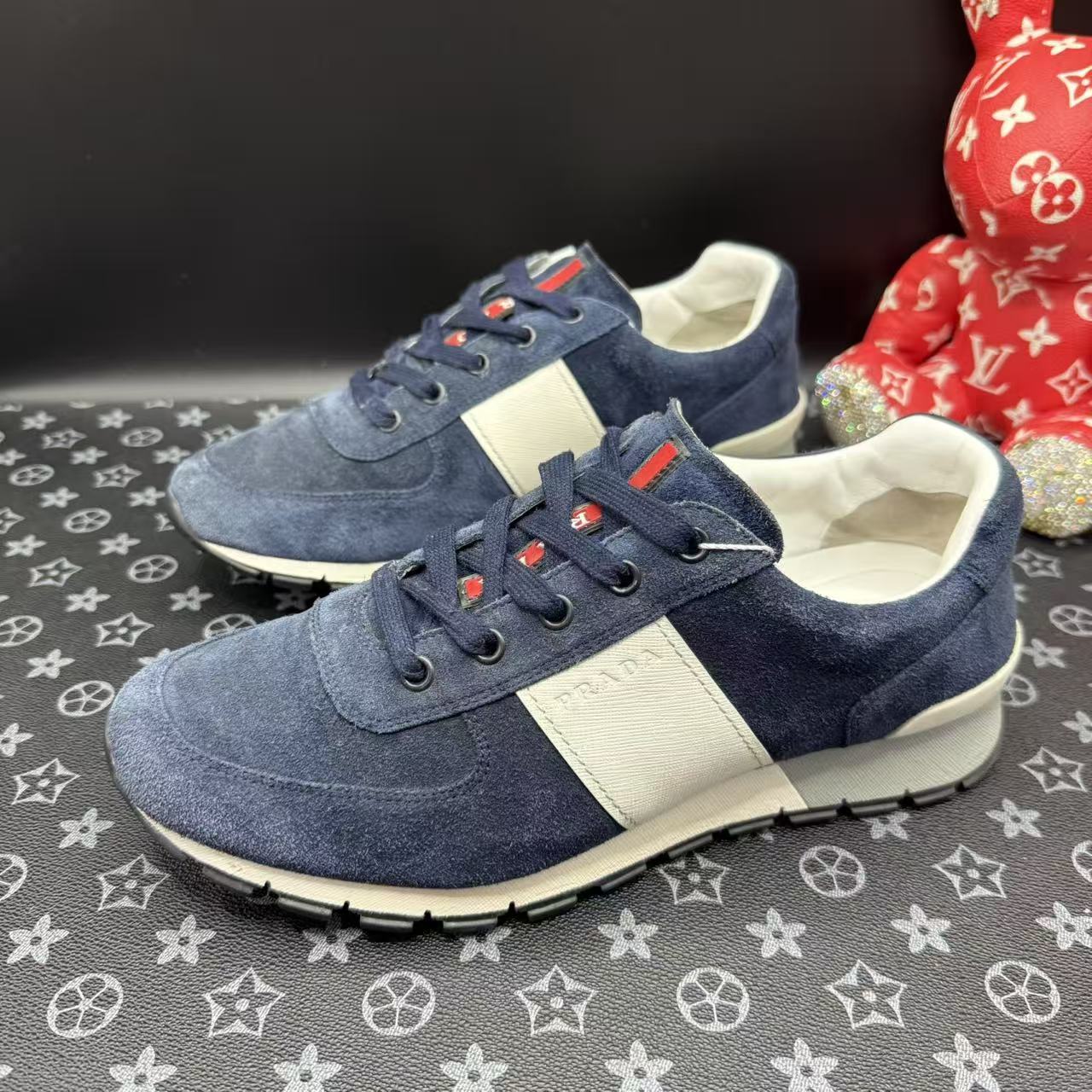 95新 Prada/普拉达 男士蓝色麂皮运动鞋41欧码 kke689