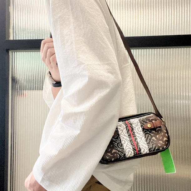 95新 BURBERRY/博柏利 【龙】10 0539 新款相机斜挎包 