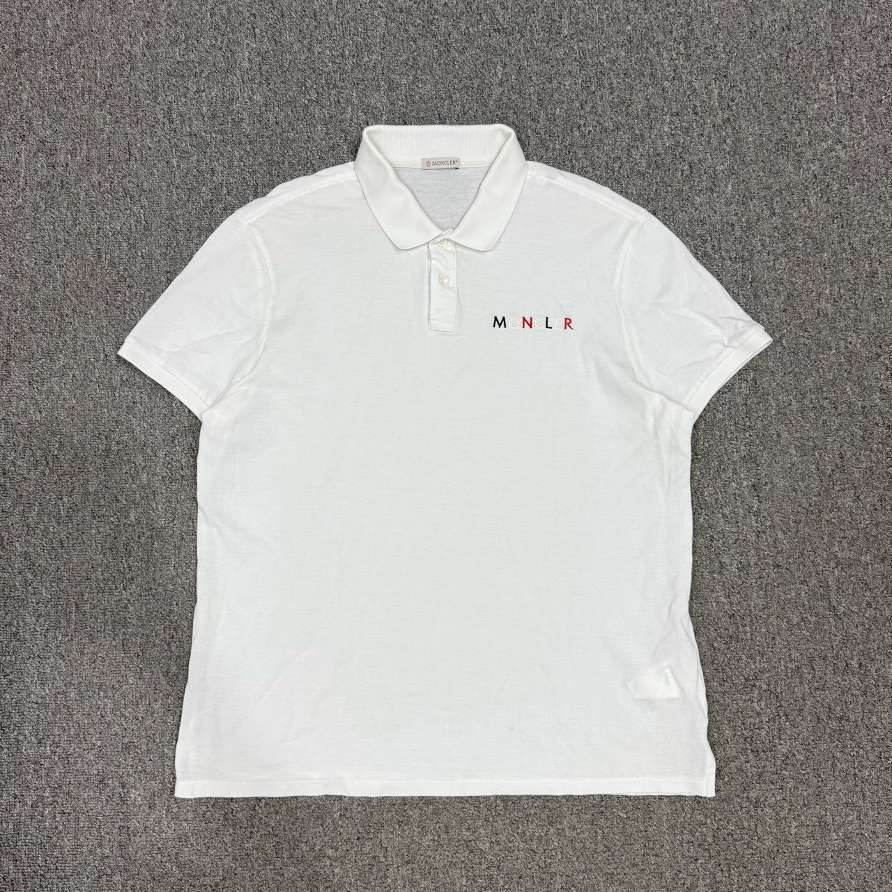 99新 MONCLER 13635182 蒙口白色胸前彩色刺绣logo短袖Polo衫 L码