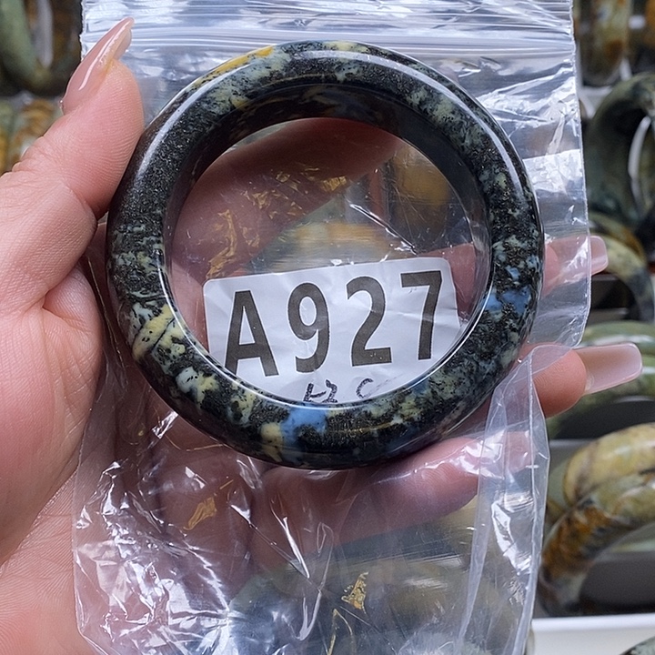 日***辉蛇纹石玉未镶嵌手镯