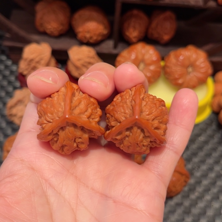 文玩核桃吊坠三棱