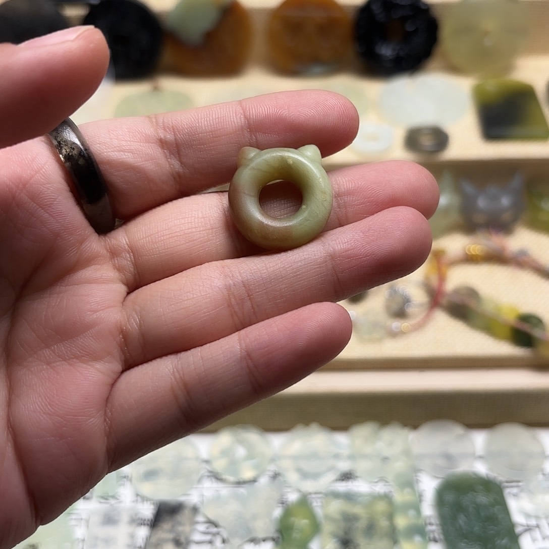 蛇纹石玉颈饰未镶嵌