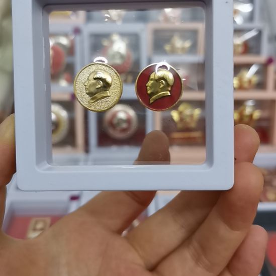 其他普通金属风**唱红色收藏纪念章2枚