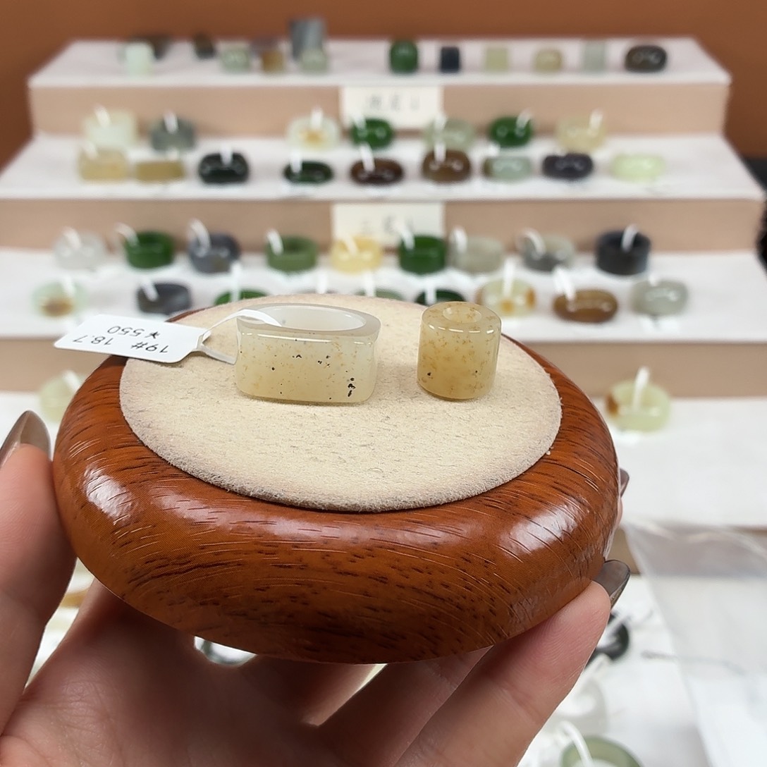 爱***子和田玉未镶嵌戒指内径18.7