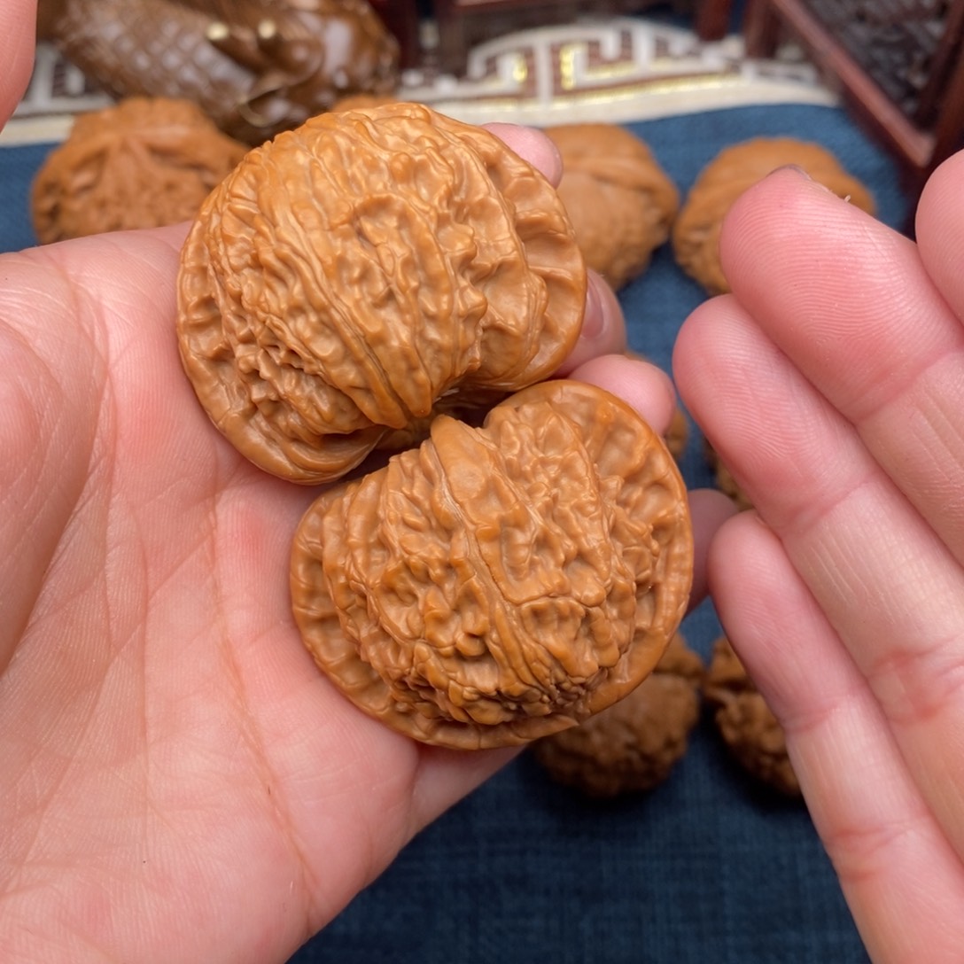 文玩核桃把件40老树球白