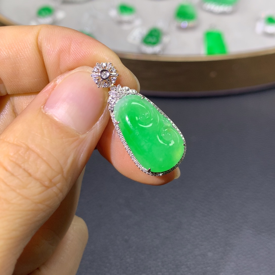 翡翠颈饰18K金镶嵌翡翠