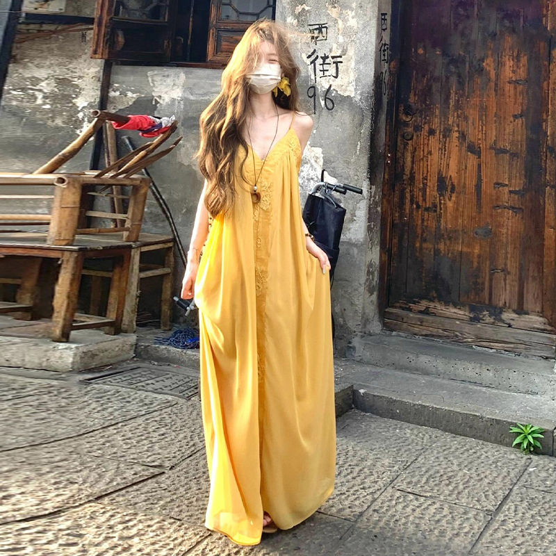 夏日绝美小裙子女装多巴胺黄色v领吊带裙海边度假连衣裙2025新款