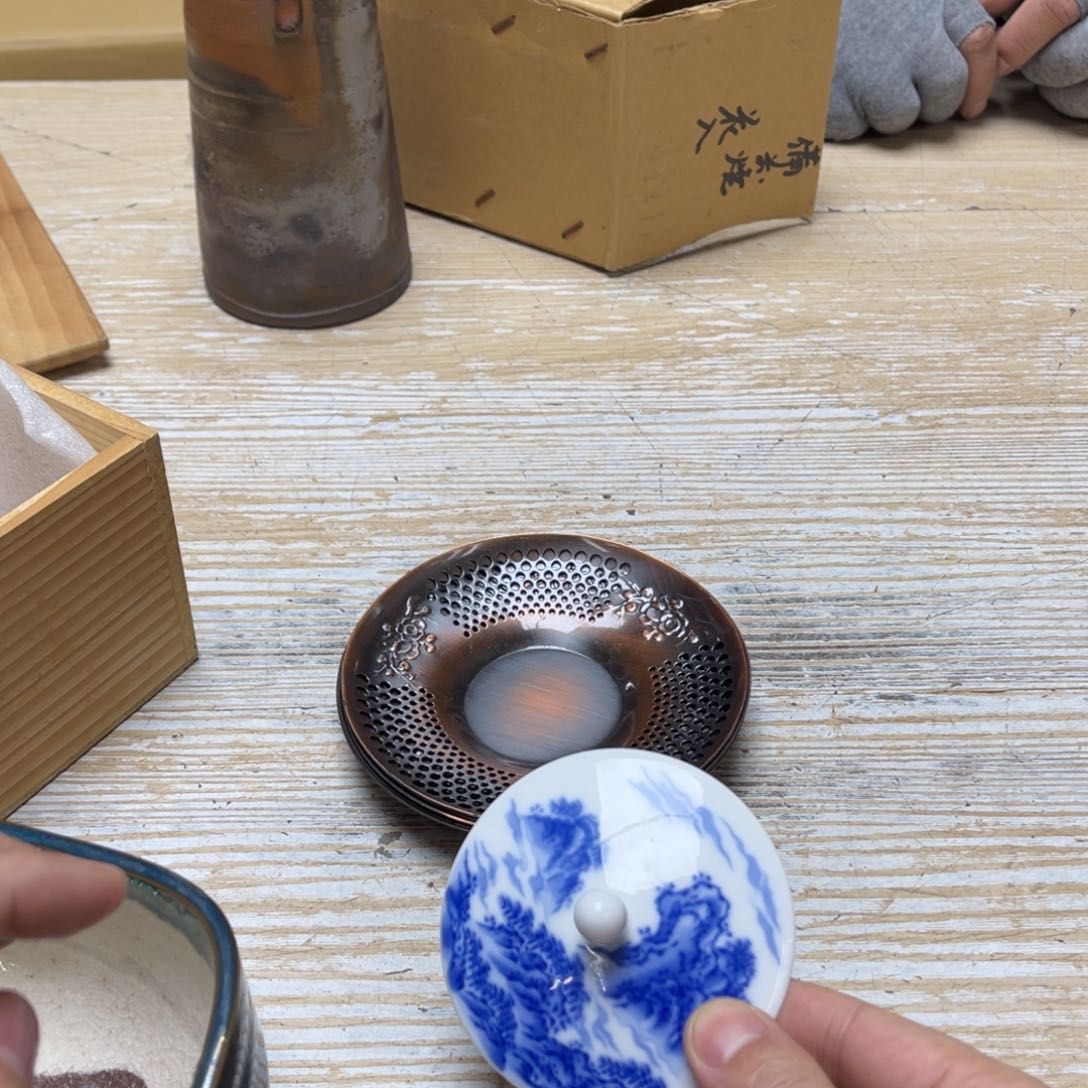 瓷片可*密密麻麻地排列着一个