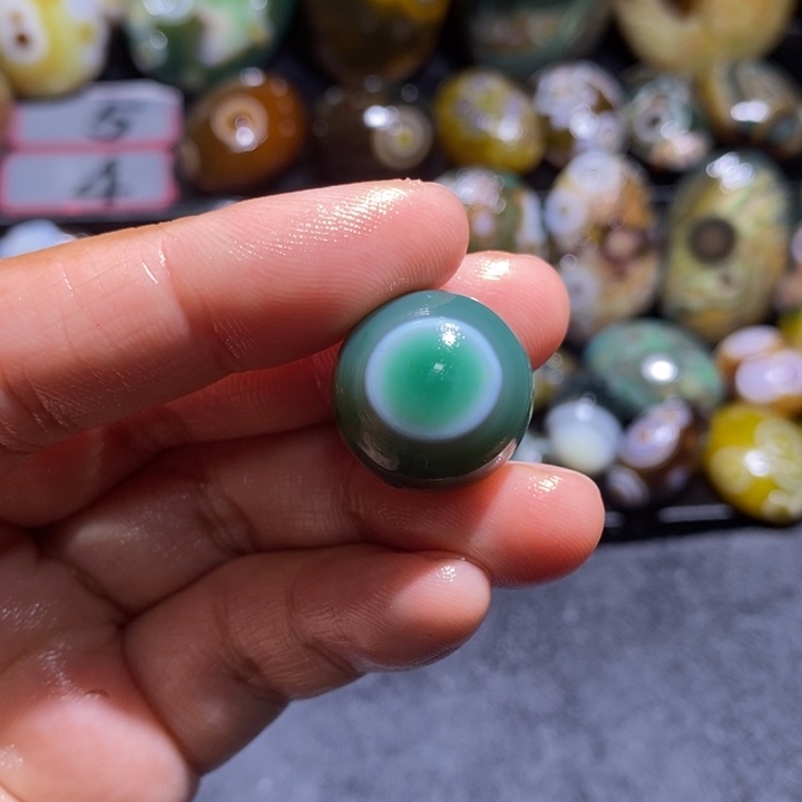 很***由玛瑙/玉髓未镶嵌珠宝半成品