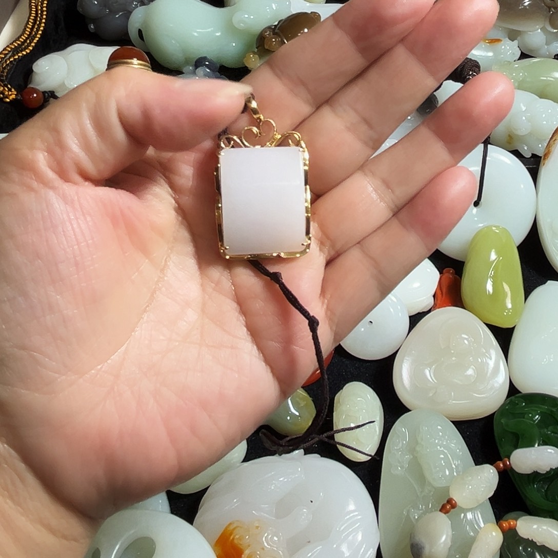 足***花和田玉未镶嵌颈饰