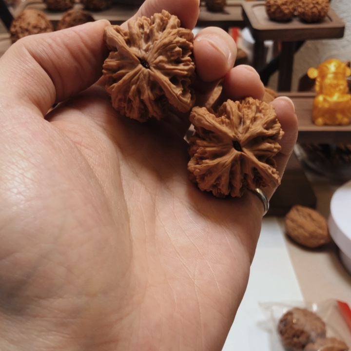 文玩核桃吊坠A****?40虎头